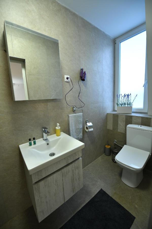West In Apartments Cacak Luaran gambar