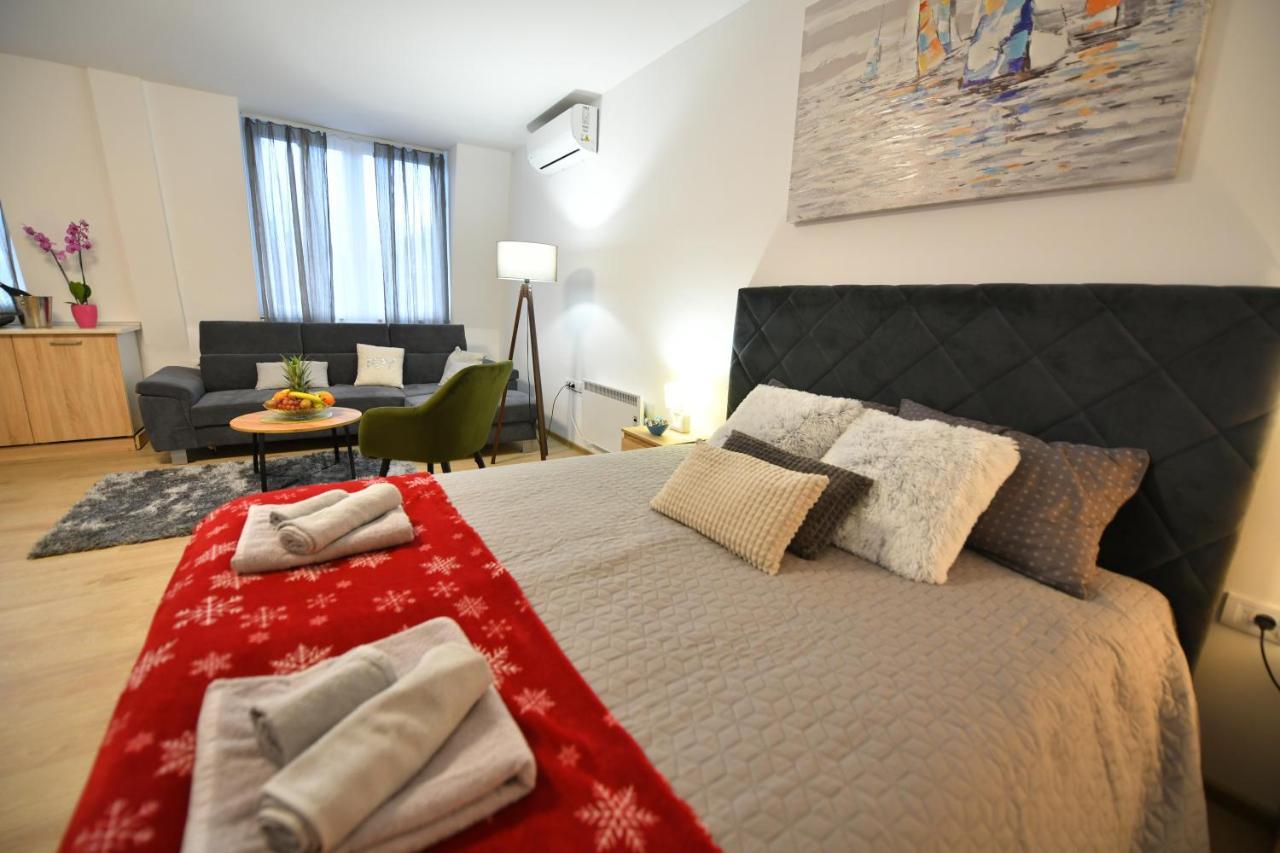West In Apartments Cacak Luaran gambar