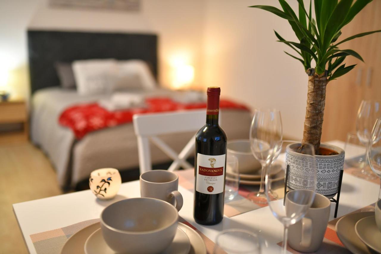 West In Apartments Cacak Luaran gambar