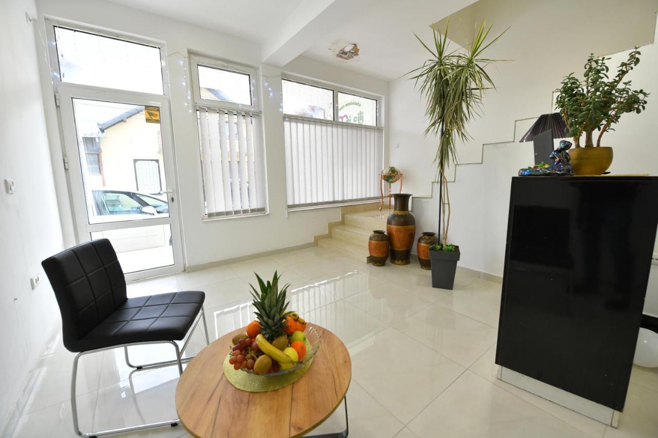 West In Apartments Cacak Luaran gambar