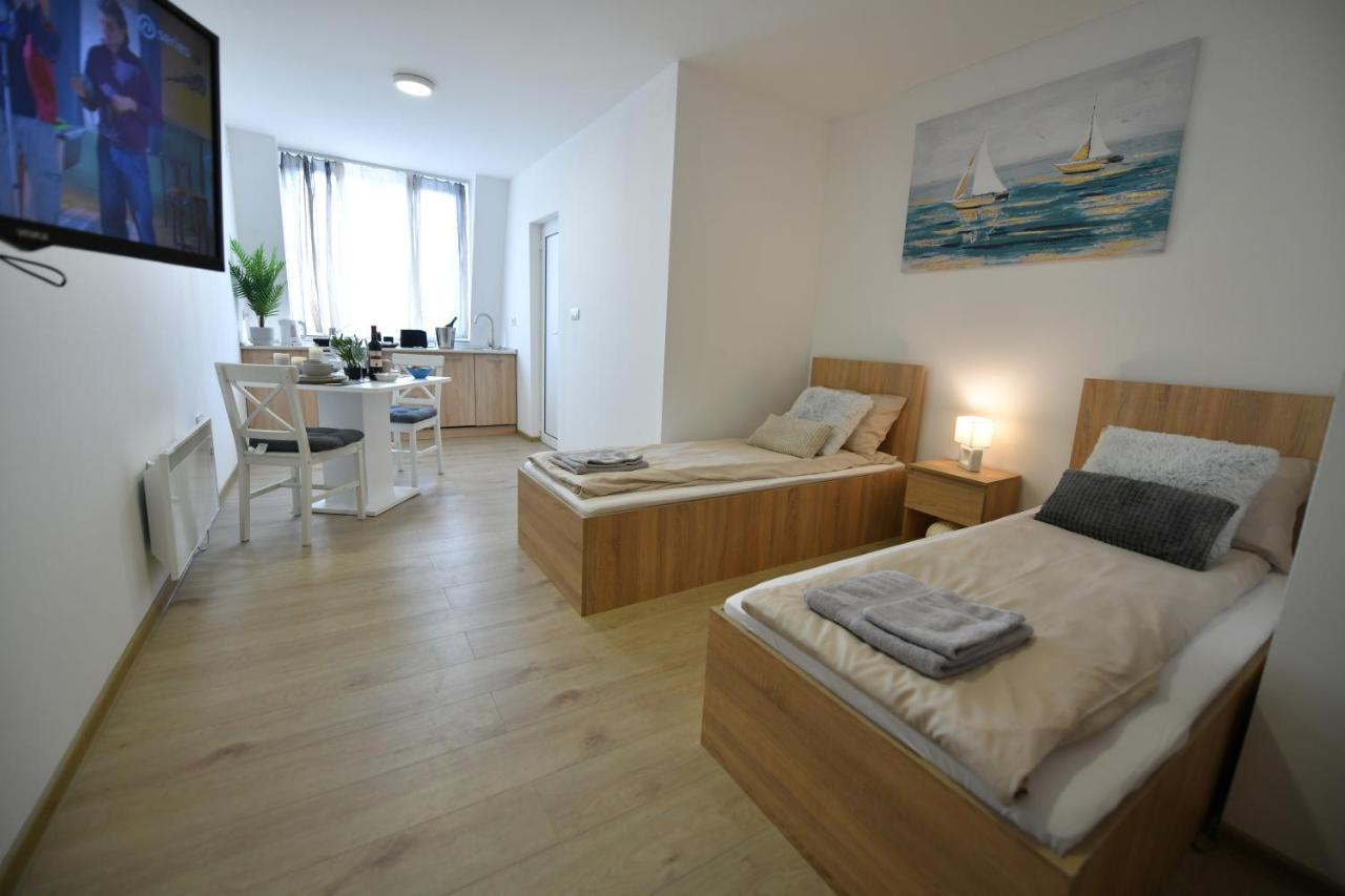 West In Apartments Cacak Luaran gambar