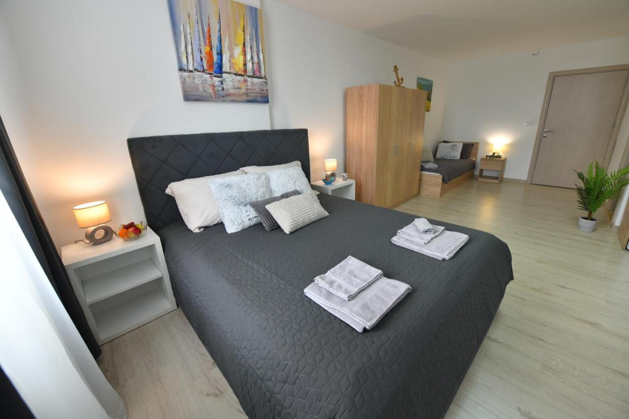 West In Apartments Cacak Luaran gambar