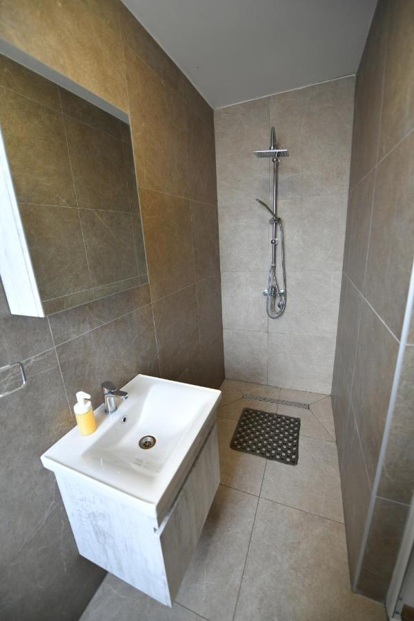 West In Apartments Cacak Luaran gambar