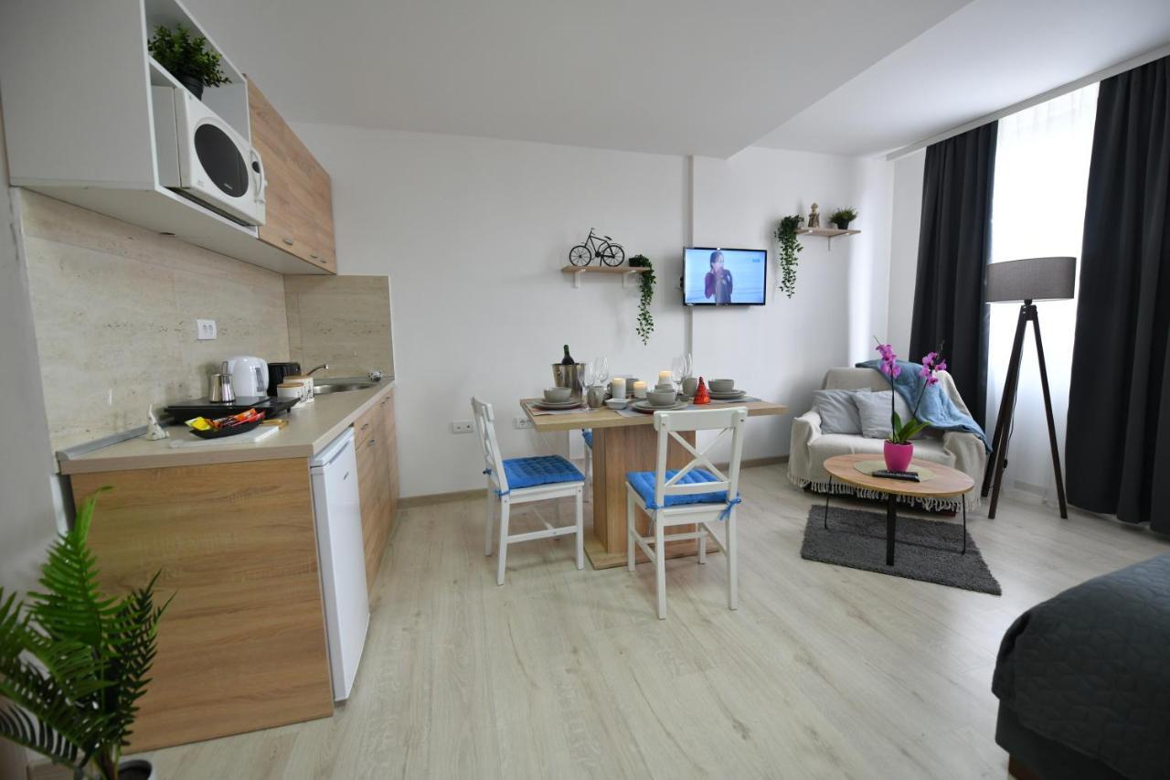 West In Apartments Cacak Luaran gambar