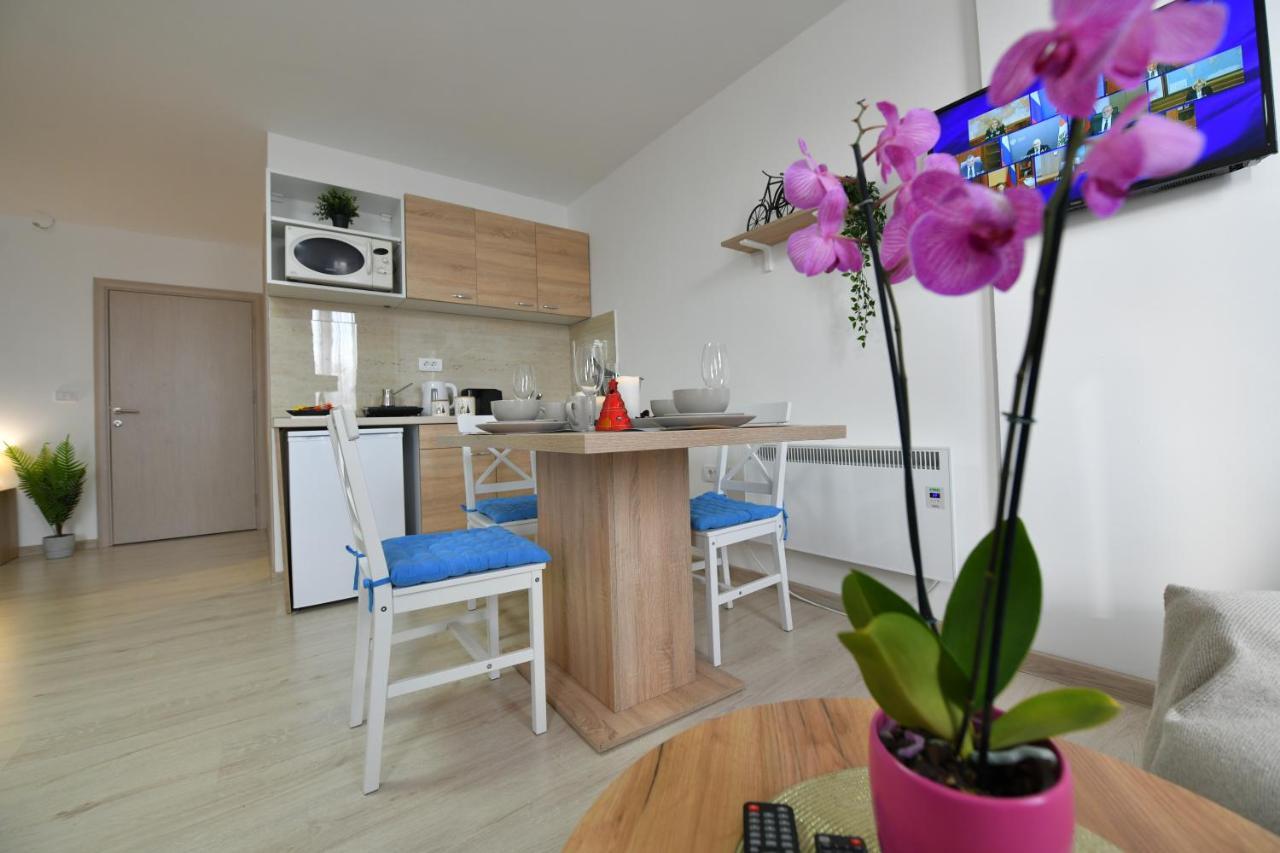 West In Apartments Cacak Luaran gambar