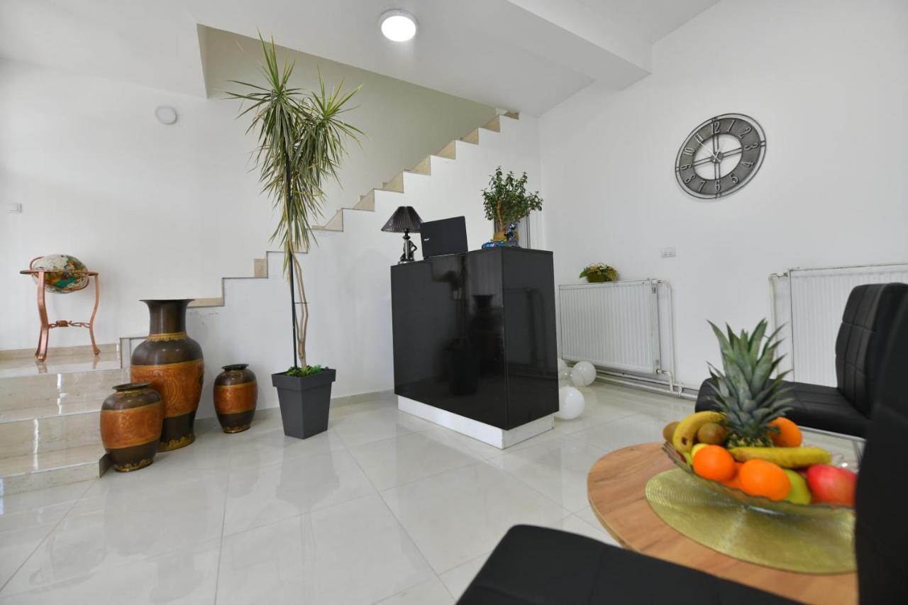 West In Apartments Cacak Luaran gambar
