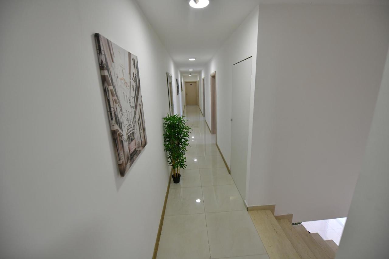 West In Apartments Cacak Luaran gambar