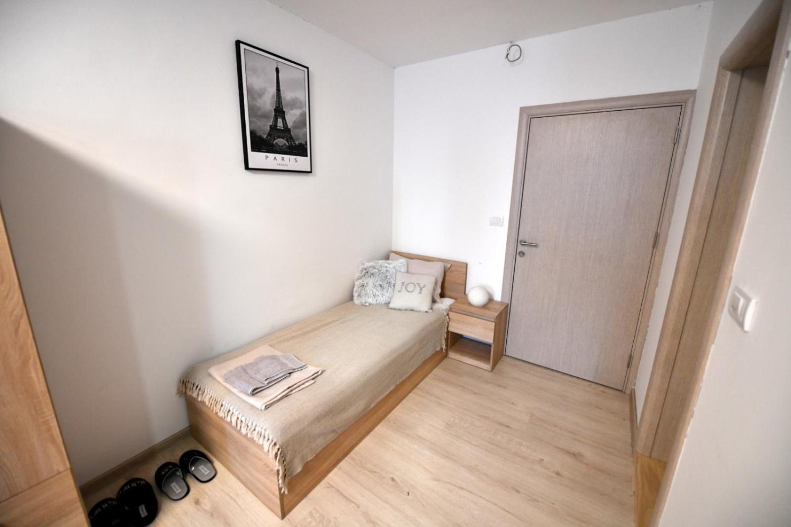 West In Apartments Cacak Luaran gambar