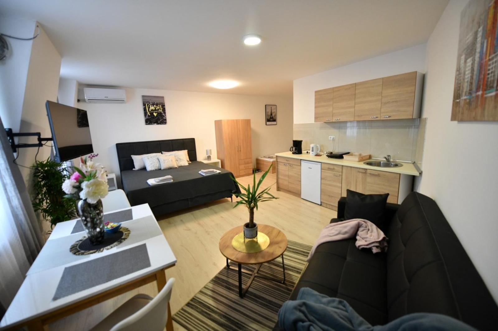 West In Apartments Cacak Luaran gambar
