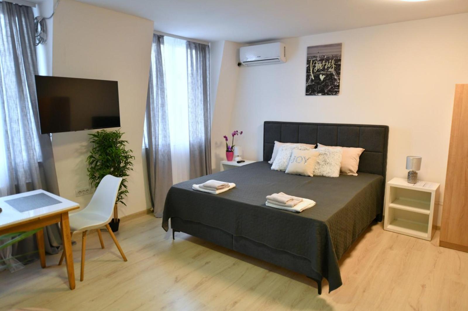 West In Apartments Cacak Luaran gambar